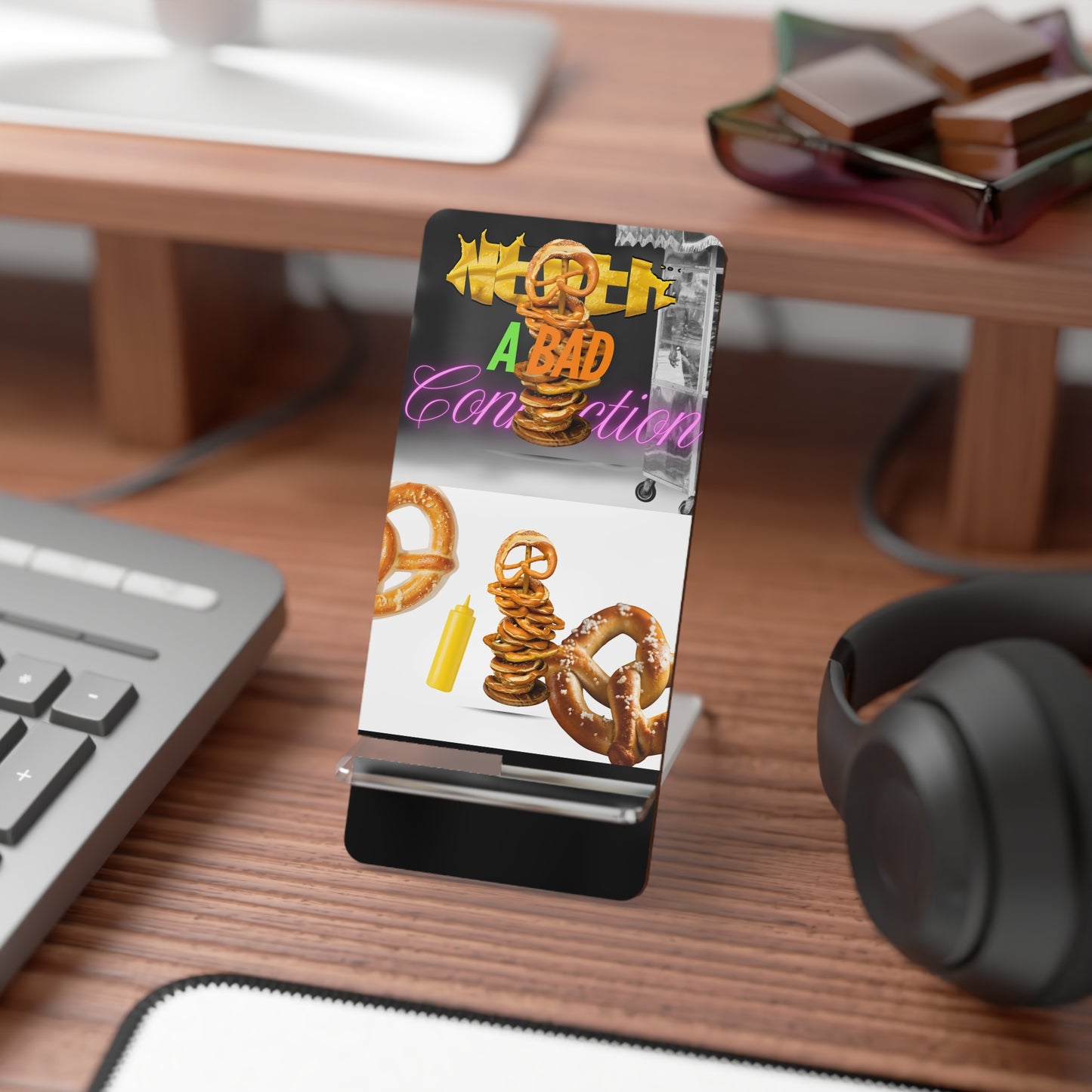 Phone Stand – Never a Bad Connection Pretzel Stack