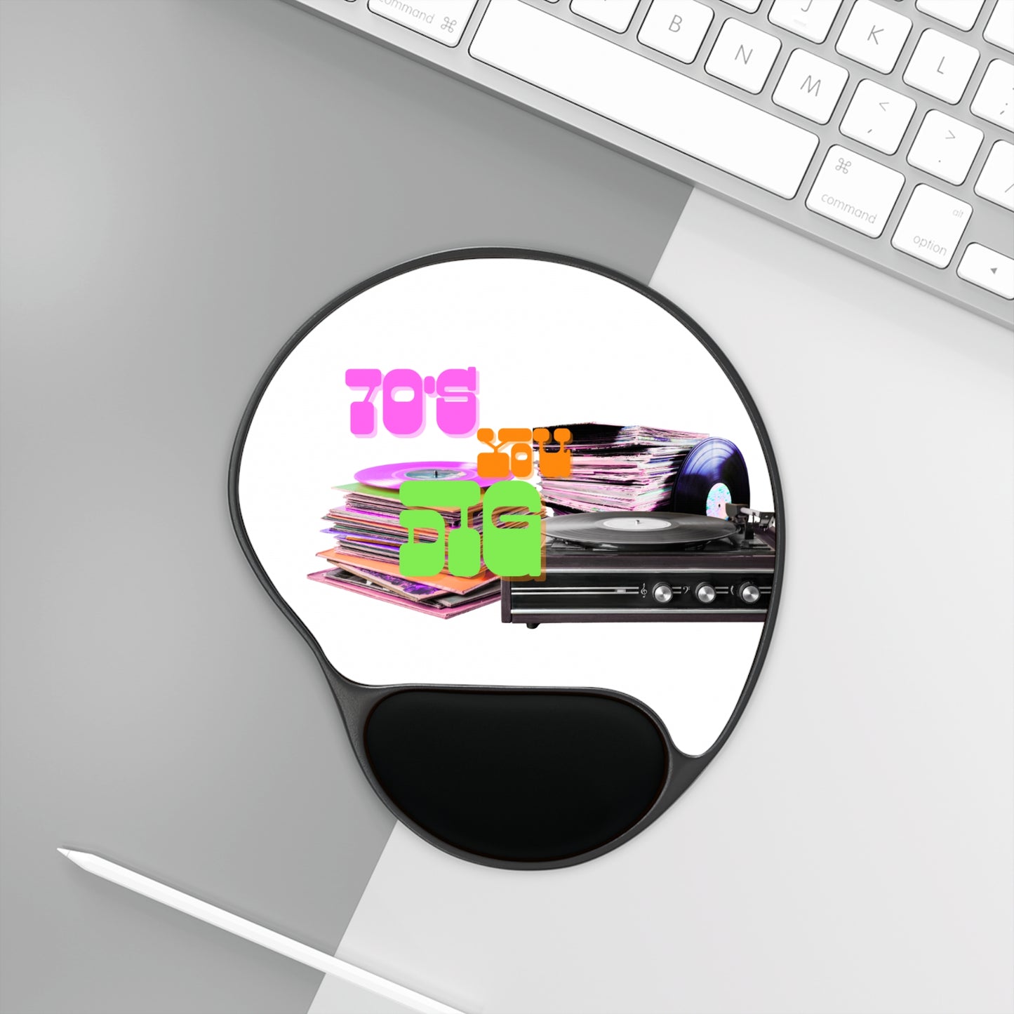 Ergonomic Mouse Pad with Wrist Rest – 70s Spin